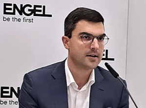 Der CEO des Spritzgießmaschinenbauers: Stefan Engleder (Foto: KI)