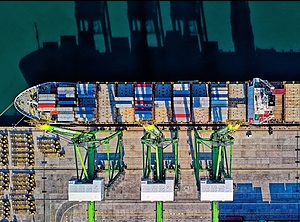 Preisstabil ist anders: Die Containerfrachtraten haben ihren Zenit überschritten (Foto: Pexels, Tom Fisk)