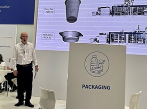 K 2022: Daniel Ganz stellt die neuesten Produkte von Sukano vor, die das Recycling erleichtern (Foto: KI)