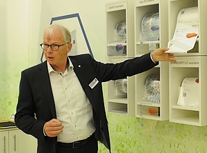 Über den Bedarf an Reckanlagen für Folien kann Helmut Huber nicht klagen (Foto: KI)