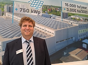 Vor dem Foto des Werks in Tschechien: Richard Bühler, der Ben Kunststoffe zusammen mit seiner Mutter Gudrun Bühler leitet (Foto: KI)