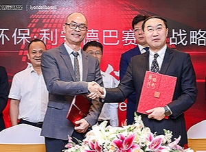 Unterschrift in China: Limin Fu, Vice President  LyondellBasell China Polyolefins (links) mit Genox-Chef Jingfa Jiang (Foto: LYB)
