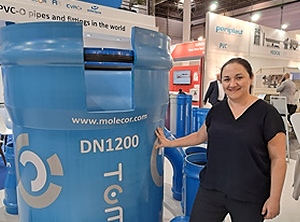 Molecor auf der K-Messe in Düsseldort: Die Marketing-Leiterin Almudena Blazquez präsentiert unter anderem ein PVC-Rohr mit einem Durchmesser von 1200 mm (Foto: KI)