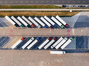 Ohne sie geht nichts: Brummis halten in Deutschland den Warenstrom im Fluss (Foto: Pexels, Marcin Jozwiak)