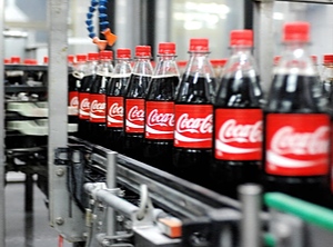 Immer mehr PCR-Rezyklat in der PET-Flasche: Große Markenartikel stellen ihre Produktion um (Foto: Coca-Cola Deutschland)