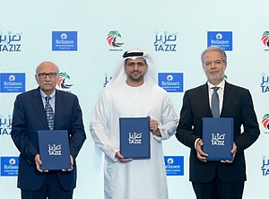 Verträge eingetütet: Die Projektpartner für die erste Ausbaustufe von Ta`ziz (Foto: Adnoc)