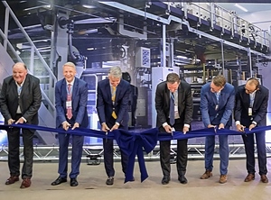 Das Durchschneiden des blauen Bandes als Höhepunkt der Feierlichkeiten: Marc Haller CEO von Perlen Packaging (2.v.r.) mit (v.l.:) dem ehemaligen Unternehmenschef Wolfgang Grimm, dem Industrie- und Handelssekretär von Goias Joel de Sant'Anna Braga Filho, dem Chairman der Muttergesellschaft CPH Peter Schaub und dem Perlen-Niederlassungsleiter Cristiano Bueno (Foto: Perlen Packaging)