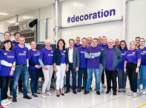 Freude über das neue Dekorationszentrum: ein Teil der Belegschaft von Kierspe (Foto: Quadpack)