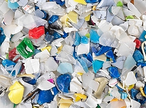 Schön bunt: verarbeitet werden gewaschene Flakes aus PP und PE (Foto: Tanrikulu).