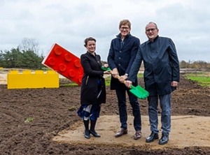 Die Klötze sind geworfen, jetzt fliegt der Spaten: Billunds Bürgermeisterin Stephanie Storbank, Lego-Chef Niels Christiansen (Mitte) und COO Carsten Rasmussen haben die Bauarbeiten eingeleitet (Foto: Lego)


