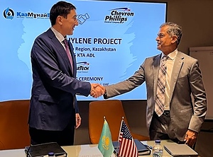 Magzum Myrzagaliyev (links) mit CP Chem-Technologiechef Venki Chandrashekar (Foto: KazMunayGaz)