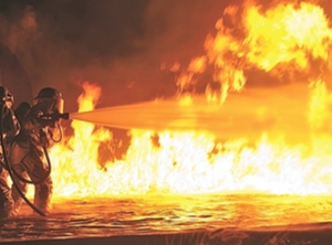 Großbrand: Erst nach drei Stunden hatte die Feuerwehr das Feuer am Cracker unter Kontrolle (Symbolbild: Pexels, Pixabay)