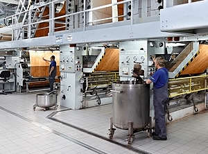 Dekorativ: Bearbeitungsmaschinen bei Surteco (Foto: Surteco)