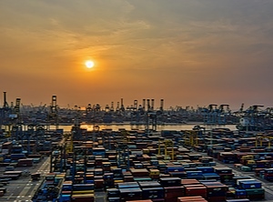 Fast schon so etwas wie Weihnachtsstimmung: Still ruht der Containerhafen, die Logistikbranche schnauft durch (Foto: Pexels, Tom Fisk)
