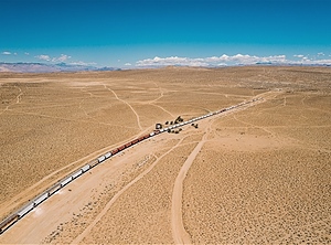 Langer Zug, leere Strecke: Die unendlichen Weiten des Güterverkehrs auf der Schiene (Foto: Pexels, Rodnae Productions)