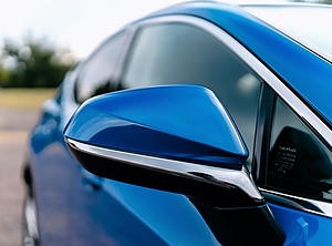 Hoffentlich UV-beständig: lackierter Außenspiegel am Auto (Foto: Pexels, Garvin St. Villier)