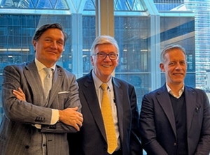 Zufriedenheit über den eingetüteten Deal: Vittorio Calissi von Unigasket (li.), MTO-Chef Don Malizia (mitte) und Palladio-Partner Simone (Foto: Unigasket)