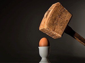 Die Konjunktur in der K-Branche ist wie ein rohes Ei – und nicht für die Holzhammermethode geeignet (Foto: Pexels, Pixabay)