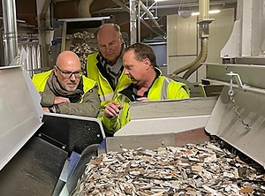 Vor-Ort-Termin an der Recycling-Anlage in Höxter; Carsten Heuer, CEO Rehau Window Solutions (Mitte), und Kollegen (Foto: Rehau)