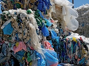 Gemischtwarenhandel: Das UBA hilft beim Klassifizieren von Kunststoffabfällen (Foto: Huguette Roe / iStockPhoto)