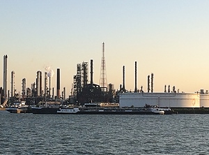 Haben im Jahr 2022 weniger produziert: Petrochemie-Anlagen von Total im Hafen von Antwerpen (Foto: KI)