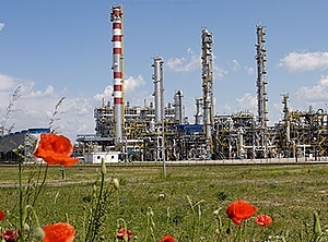 Profitabel und idyllisch: Die Raffinerie in Tiszaujváros (Foto: MOL)