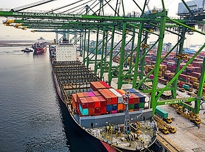 Auch hier wird Welthandel betrieben: der Hafen von Jakarta (Foto: Pexels, Tom Fisk)