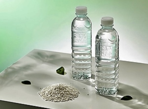 Rezyklat zu Flaschen: chemisch recyceltes PET mit Lebensmittelkontakt (Foto: SK Chemicals)