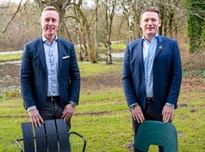 Zwei Chefs, zwei Stühle: Michael Bayer Thomsen (li.) und Thomas Mørch (Foto: Letbek)