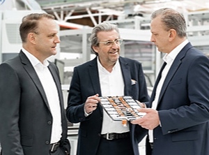 Der Vorstandsvorsitzende Dr. Stefan Wolf (Mitrte) mit Produktionsvorstand Reiner Drews (li.) und Finanzchef Thomas Jessulat (Foto: ElringKlinger)