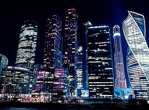 Wann gehen hier die Lichter aus? Blick auf die Skyline des Moskauer Bankenviertels (Foto: Pexels, Pixabay)