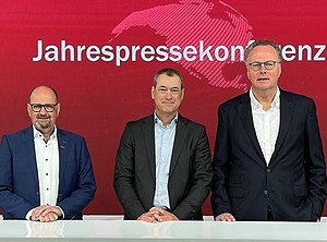Präsentierten die Zahlen: CEO Matthias Schönberg (re.), CFO Michael Schmitz (Mitte) und COO Dr. Jochen Hauck (Foto: Simona)