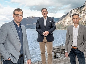 Vor der Kulisse eines österreichischen Bergsees: Der Vorstand bestehend aus CEO Markus Huemer, CCO Peter Bernscher und COO Heiko Gabbert (v.l.n.r.; Foto: Polytec)