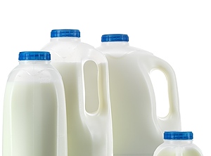 Durch die Übernahme baut Alpla das Angebot an Verschlüssen für die Milchindustrie auf den britischen Inseln aus (Foto: Alpla)
