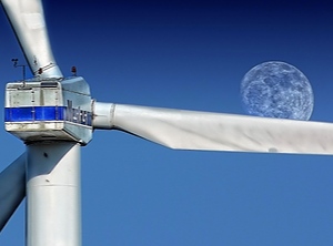 Mondsüchtig: Im Windkraftgeschäft geht’s professionell rund – mit Rotorkits aus Kunststoff (Foto: Pexels, Pixabay)