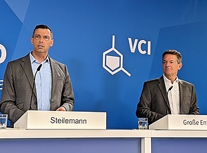 Ernste Lage, ernste Mienen: VCI Präsident Dr. Markus Steilemann (links) und VCI-Hauptgeschäftsführer Dr. Wolfgang Große Entrup (Foto: KI)