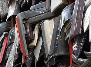 Das Kunststoffrecycling bei ausgemusterten Autos soll sich nicht länger auf leicht zu entfernende Stoßstangen und ähnliche große Teile beschränken (Foto: spectrelabs/PantherMedia)