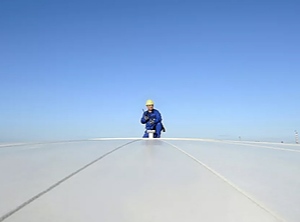 Alles so wie es sein soll? Ein BASF-Mitarbeiter prüft am Standort Ludwigshafen  die Dichtungen auf dem Dach eines Toluoltanks (Foto: BASF)