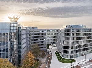 Mit Krönchen: Erweiterter Hauptsitz in Bielefeld (Foto: Stefan Brückner / Schüco International)