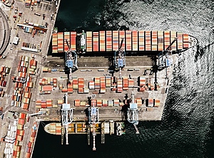 Flaute beim Welthandel: Aber am Hafen werden noch Container umgeschlagen (Foto: Pexels, Kelly)