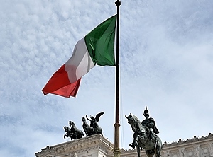 Hoch die Fahnen: Italien setzt mehr Kunststoffrezyklate ein (Foto: Pexels, Davide Cacciatori)