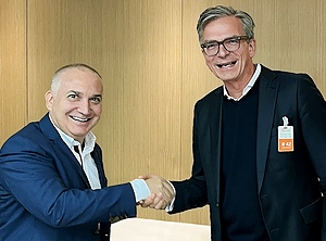 Den O-tek-Deal eingetütet: Wietersdorfer-Chef Michael Junghans (re.) mit dem Imsa-CEO Andrés Bernal Correa (Foto: Wietersdorfer)