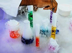 Chemie ist... wenn es raucht und qualmt (Foto: Pexels, Kindel Media)