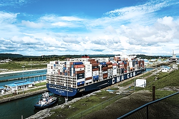 Ein Bild aus besseren Tagen: Containerschiff im Panama-Kanal (Foto: Pexels, Victor Puente)