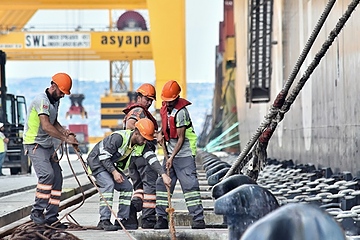 Das Leben ist ein stetes Zerren und Zurren: Arbeiter im türkischen Hafen von Asya (Foto: MSC)