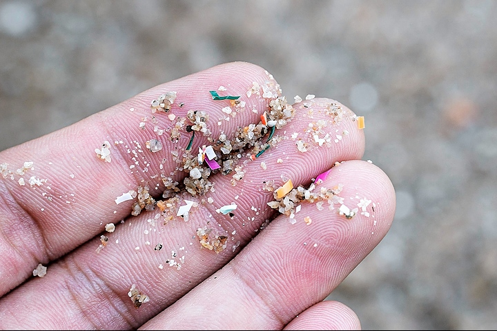 Auch Kleinvieh macht Mist: Winzige Kunststoffpartikel aus „marine litter“ (Photo: PantherMedia/endewer1.mail.ru)