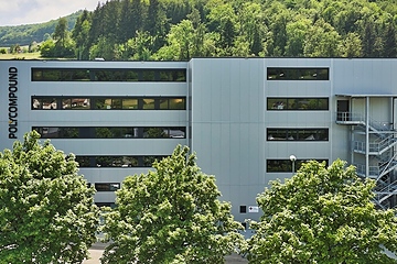 Grüne Architektur im Grünen: das neue Produktionszentrum in Sissach (Foto: Polycompound)