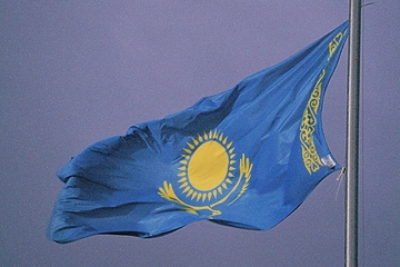 Die Fahne Kasachstans: Auf einem himmelsblauen Tuch eine goldene Sonne über einem Steppenadler (Foto: Pexels/Big Element)