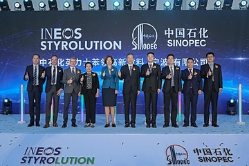 Eröffnungszeremonie in Ningbo: Die JV-Partner Ineos Styrolution und Sinopec (Foto: Ineos Styrolution)