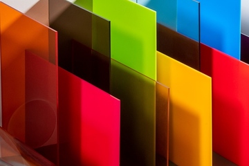 Künftig als Einheit unterwegs: ,,Plexiglas“-Platten von Röhm und ,,Lexan“-Halbzeuge von Sabic (Foto: Röhm)